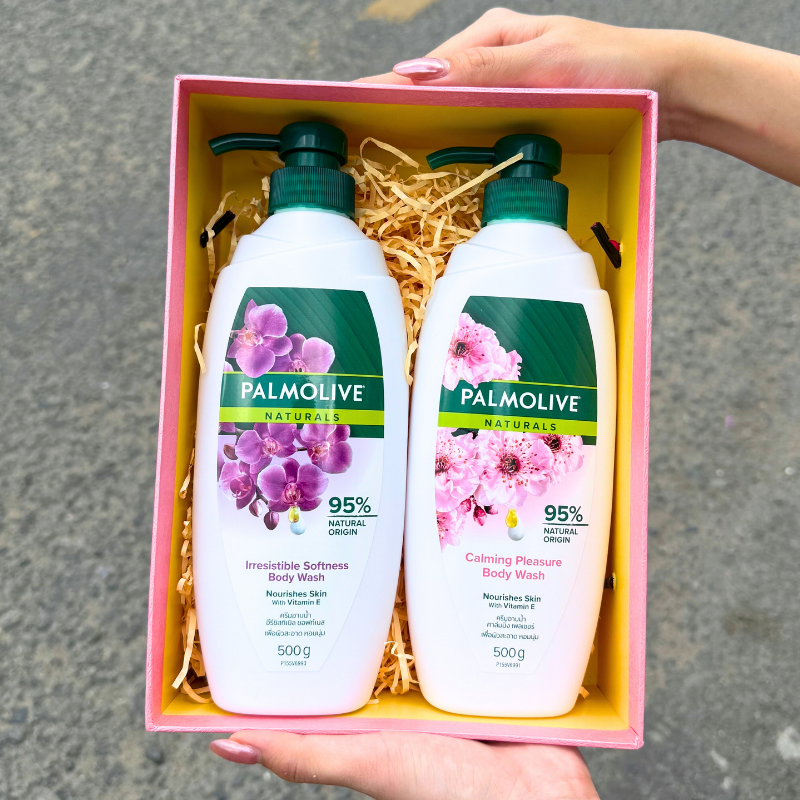 Hai chai Palmolive Naturals 500g với vòi nhấn tiện dùng