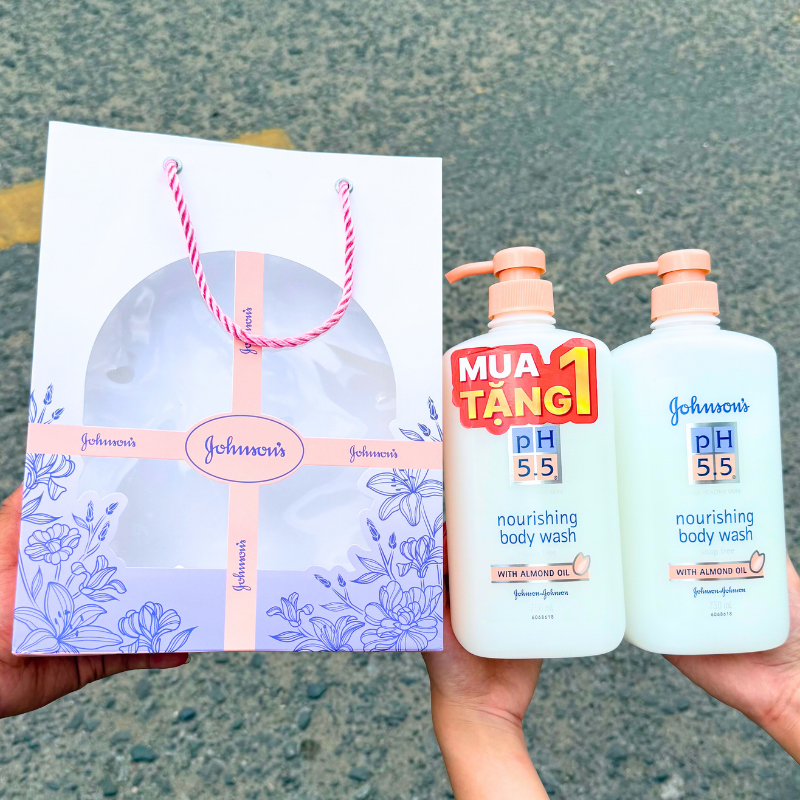 Trọn bộ gồm 2 chai sữa tắm và túi quà đi kèm