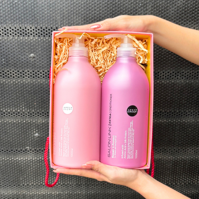 Cận cảnh hai chai với tên dòng và dung tích in trên thân chai