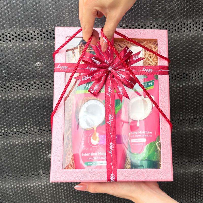 Hộp quà màu hồng kèm nơ đỏ và quai xách