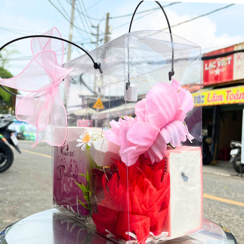 Chi tiết túi trong vuông, quai xách, đèn đom đóm và cách sắp xếp bên trong