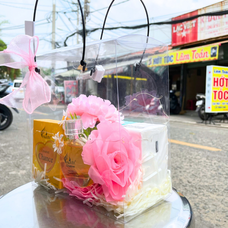 Thiết kế túi trong vuông phối giấy rơm, hoa và đèn đom đóm