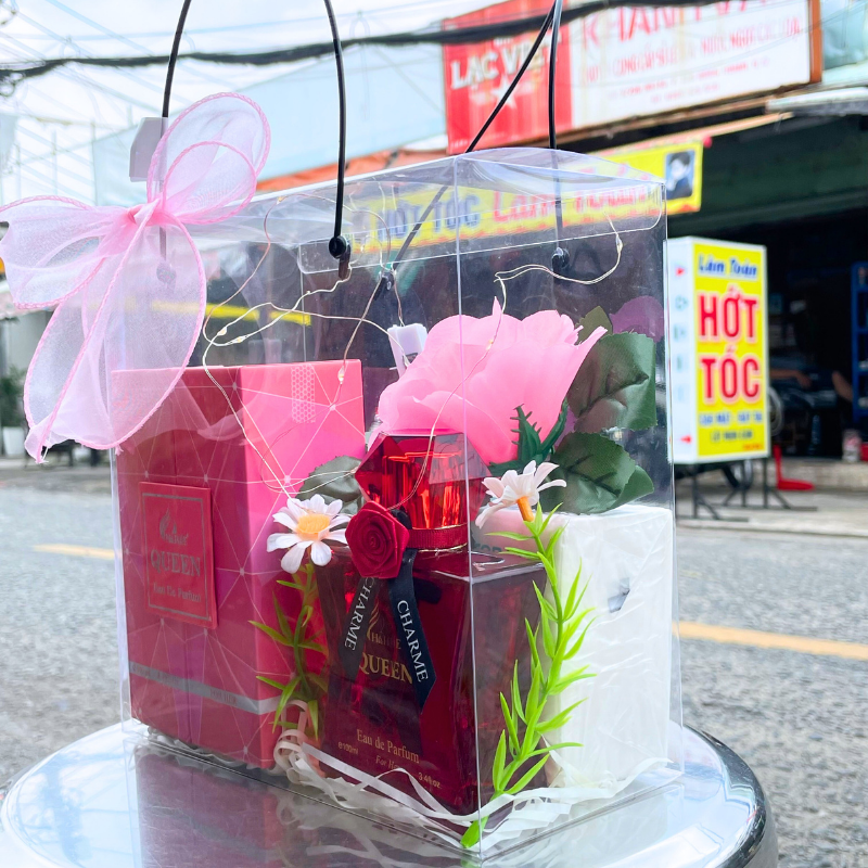 Chi tiết chai nước hoa, hoa trang trí, giấy rơm và đèn đom đóm trong set