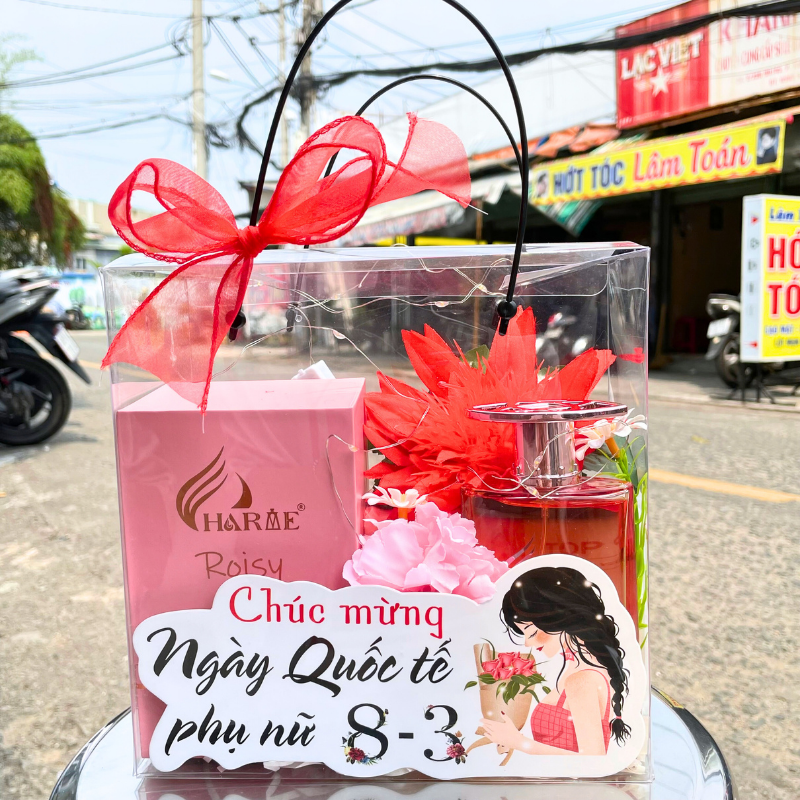 Set Quà Tặng Nước Hoa Nữ Charme Roisy 100ml - Túi Trong Vuông Có Đèn Đom Đóm Lót Giấy Rơm Thắt Nơ Xinh Xắn Nhiều Màu phù hợp để tham khảo khi chọn Quà tặng sinh nhật