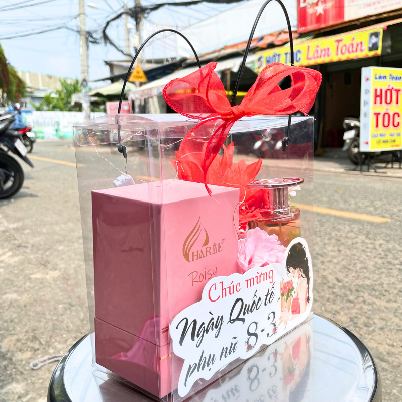 Góc nhìn nghiêng cho thấy bố cục set và chi tiết nơ trang trí