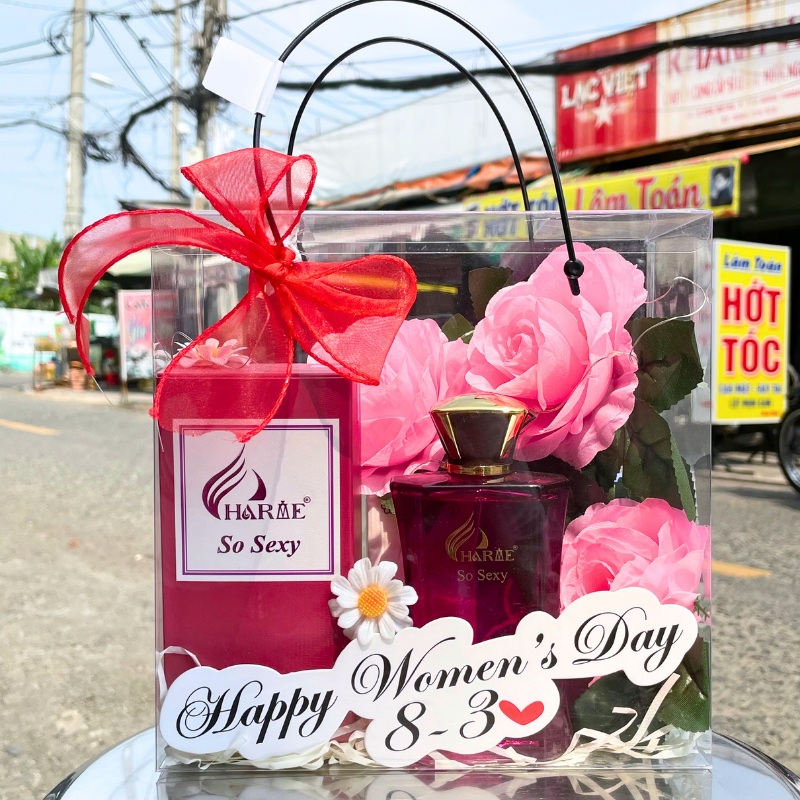 Khám phá Set Quà Tặng Nước Hoa Nữ Charme So Sexy 100ml Phiên Bản Cũ - Túi Trong Vuông Có Đèn Đom Đóm Lót Giấy Rơm Thắt Nơ Xinh Xắn Nhiều Màu thuộc nhóm Quà tặng sinh nhật