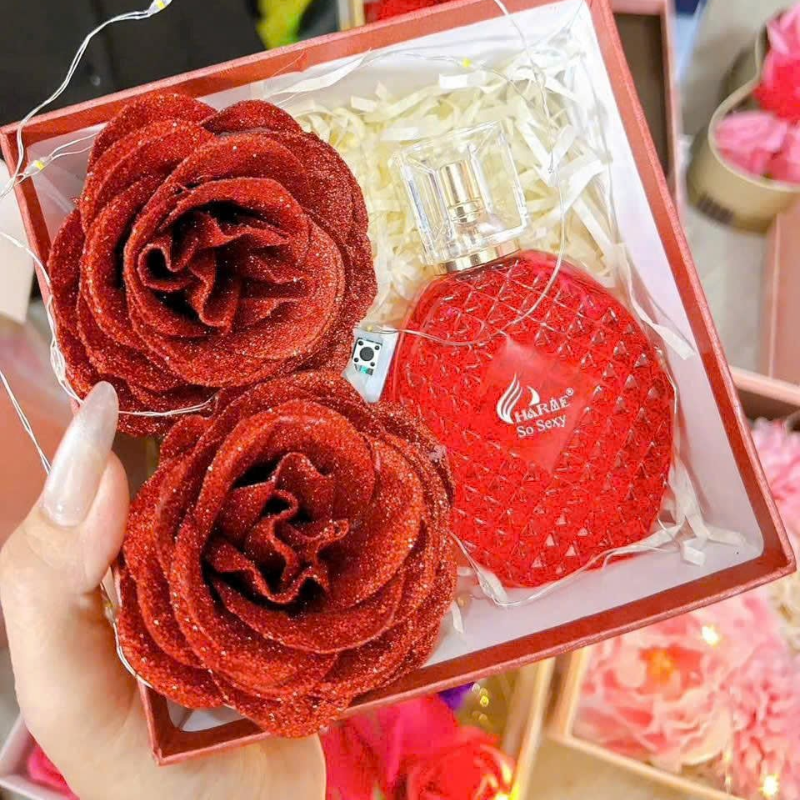 Bên trong set gồm chai nước hoa, 2 hoa kim tuyến và giấy rơm trang trí