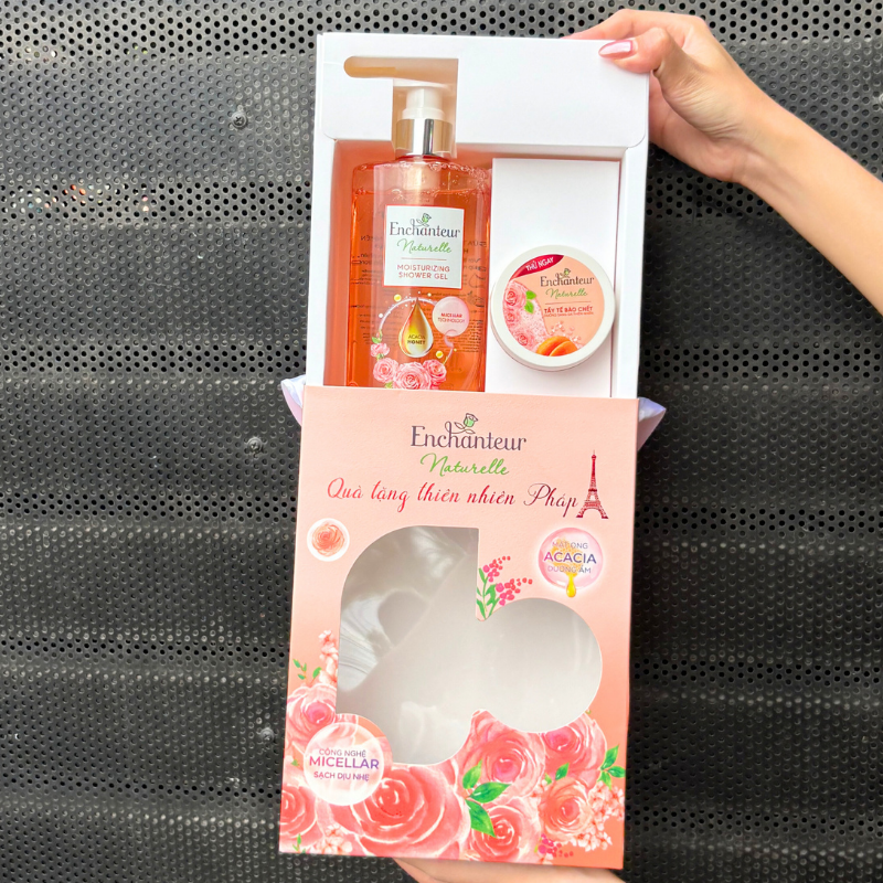 Bên trong set gồm chai sữa tắm và hũ tẩy tế bào chết