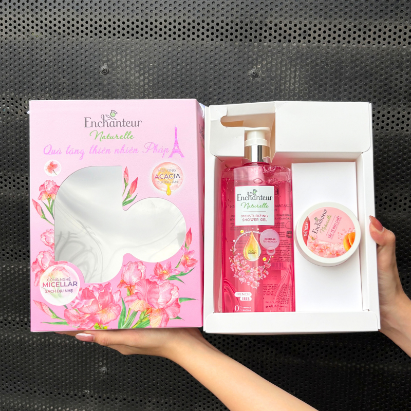 Hình ảnh Set Quà Tặng Sữa Tắm Enchanteur Naturelle Hương Hoa Iris & Tẩy Tế Bào Chết Body (Set Màu Hồng) trong bộ sưu tập set quà