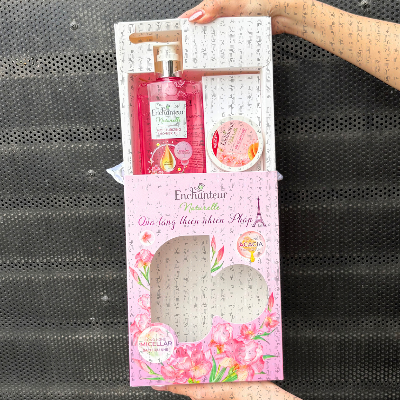 Set Quà Tặng Enchanteur Naturelle Hương Hoa Iris Sữa Tắm 510g & Tẩy Tế Bào Chết Body 250g Màu Hồng