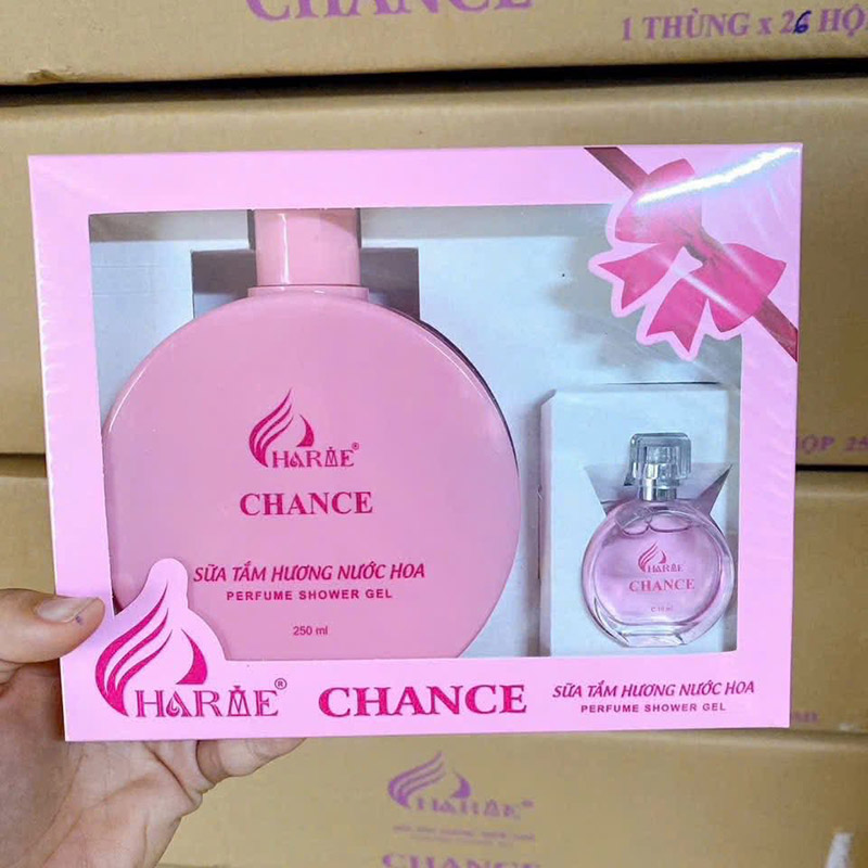 Hộp quà màu hồng với sữa tắm và chai nước hoa mini bên trong