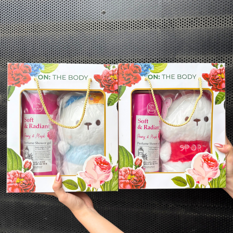 Set Quà Sữa Tắm Nước Hoa On The Body Soft & Radiant Peony & Musk Kèm Gấu Bông