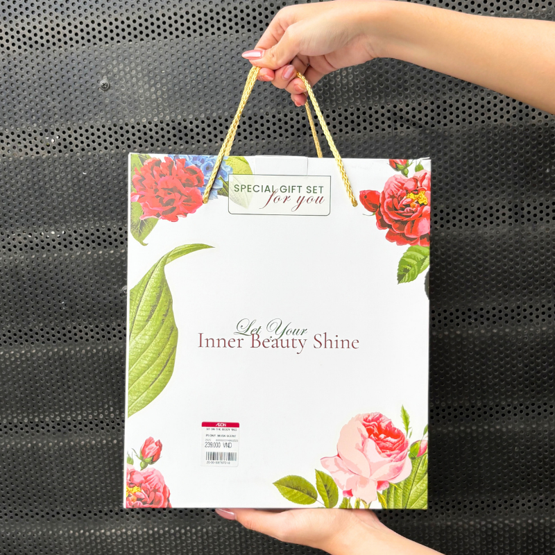 Mặt sau hộp quà có quai xách, thuận tiện cầm tặng