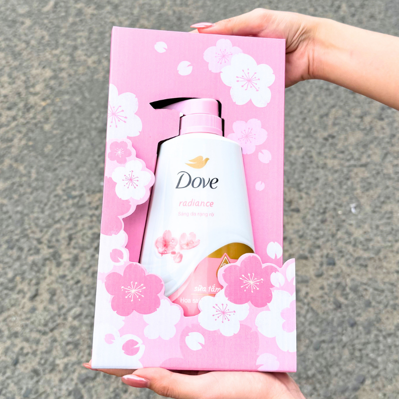 Hộp hồng hoa anh đào để lộ chai Dove ở giữa mặt trước