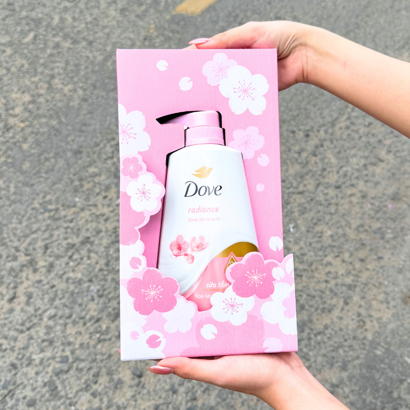 Tổng thể pastel nữ tính với chai vòi pump đặt trong khung cắt