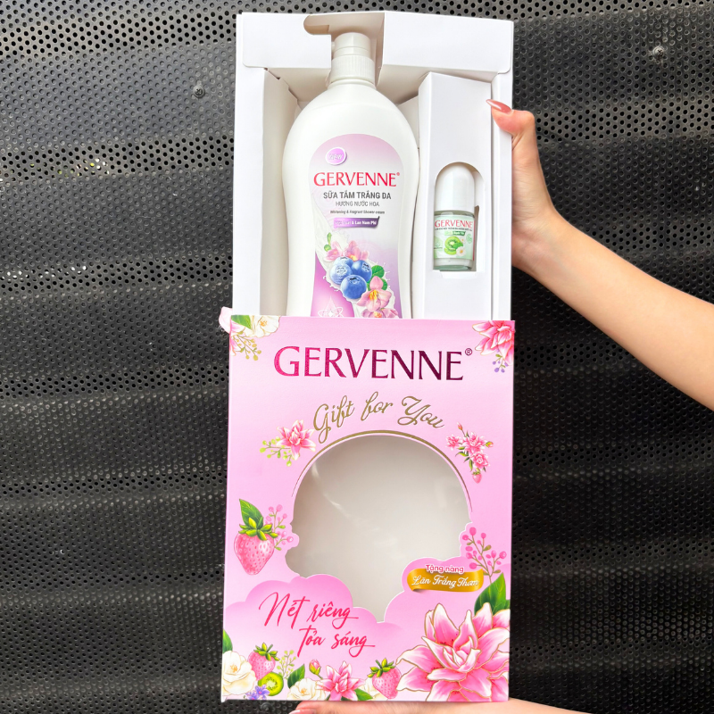 Bên trong hộp gồm sữa tắm và lăn khử mùi xếp gọn theo ngăn
