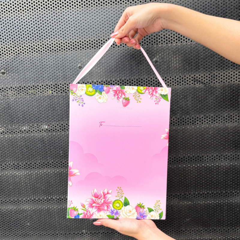 Mặt sau hộp quà tông hồng với thiết kế hoa quả trang trí