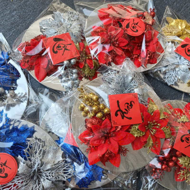 Nhiều set phối màu đỏ, bạc, xanh dương và vàng kim