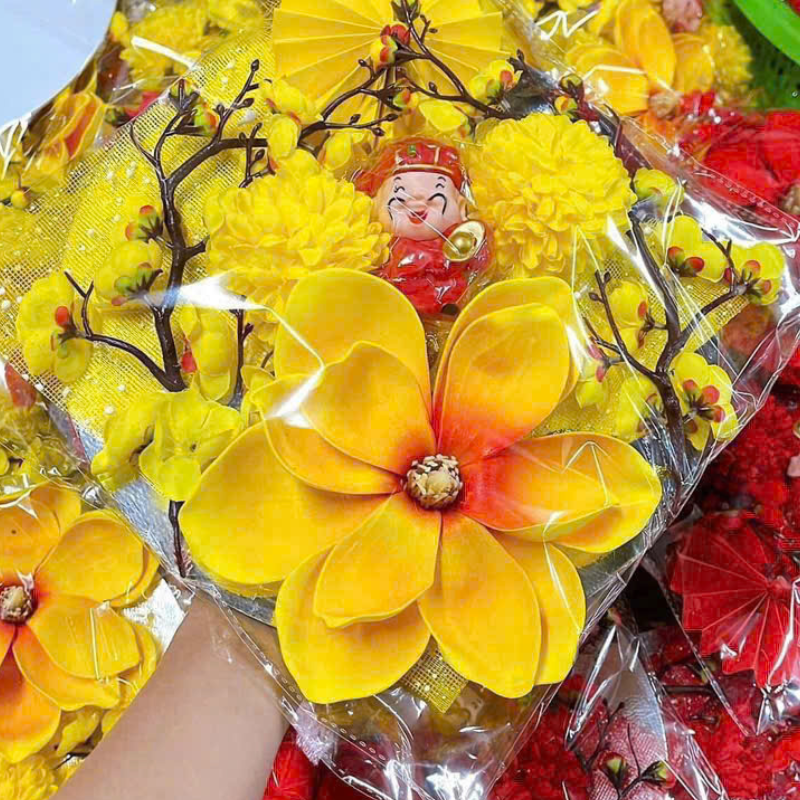 Phiên bản tông vàng phối hoa và tượng may mắn