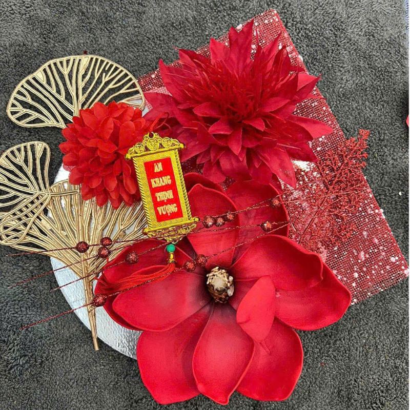 Mẫu phối tông đỏ với hoa lớn và nền decor ánh kim