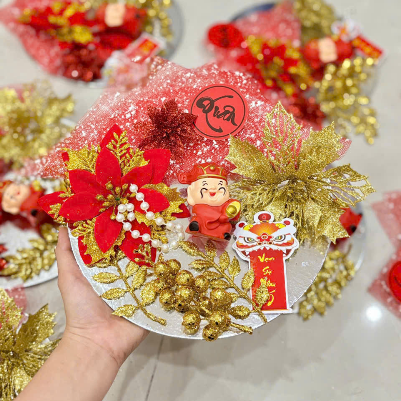 Tổng thể set với hoa đỏ, lá vàng và chi tiết tài lộc