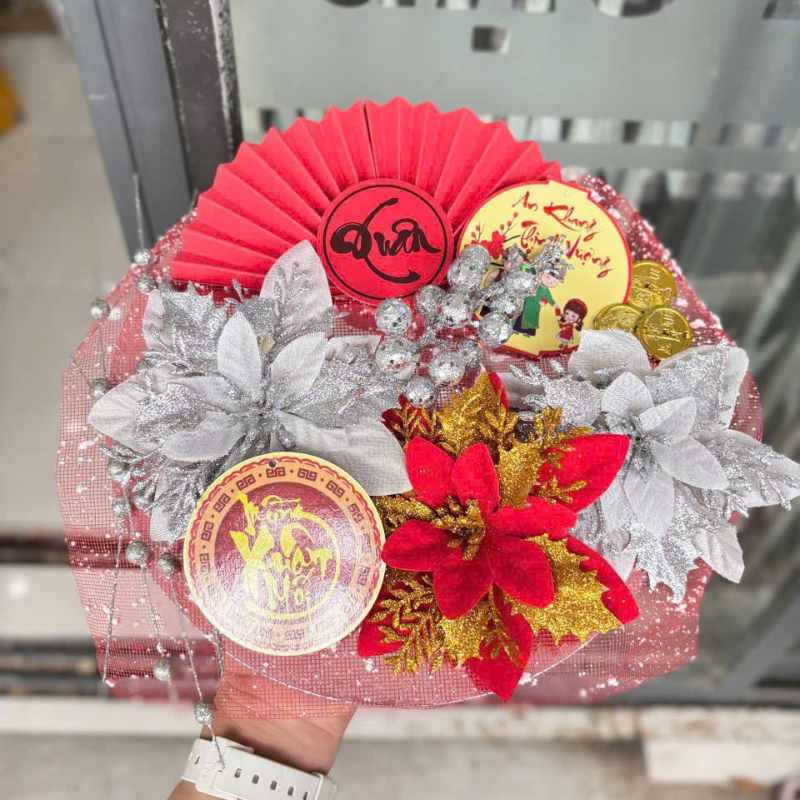 Tổng thể set mẹt hoa nhỏ với quạt giấy, hoa đỏ và phụ kiện ánh kim