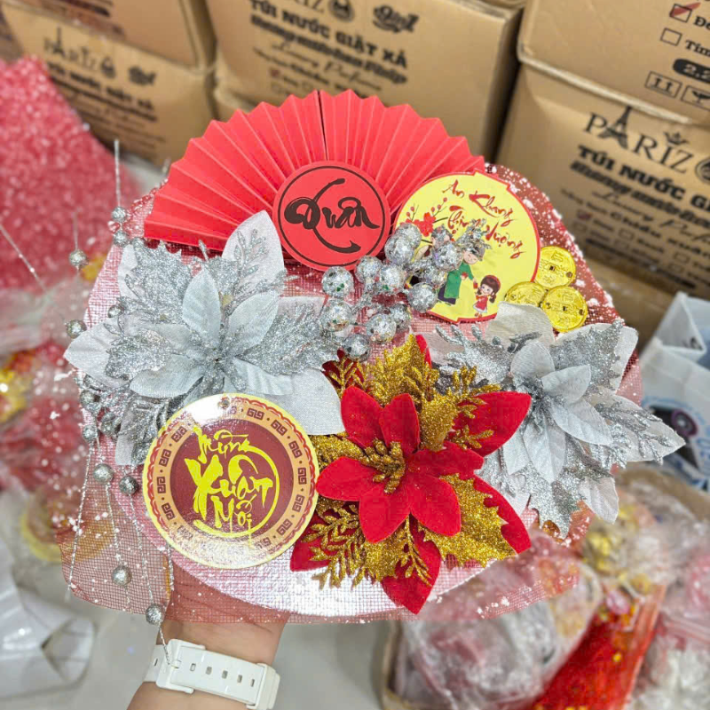 Cận cảnh các chi tiết hoa, thẻ chữ và đồng tiền trang trí trên mẹt