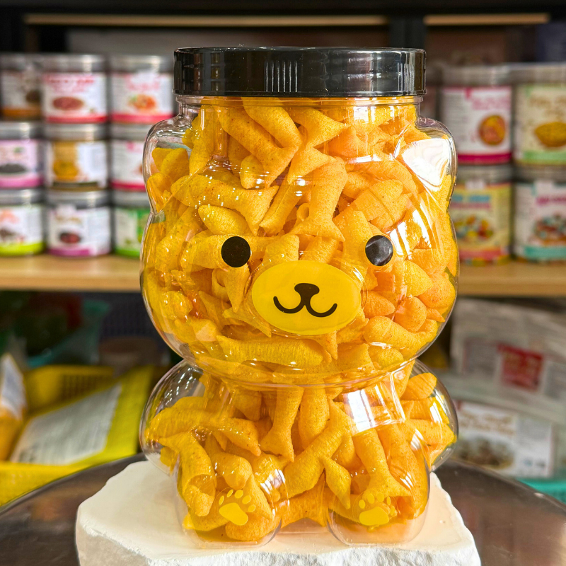Hộp nhựa tạo hình gấu lớn với phần snack nhìn rõ bên trong