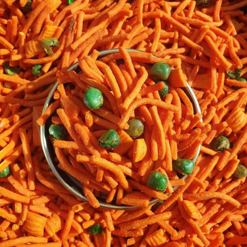 Cận cảnh snack dạng que trộn cùng đậu Hà Lan