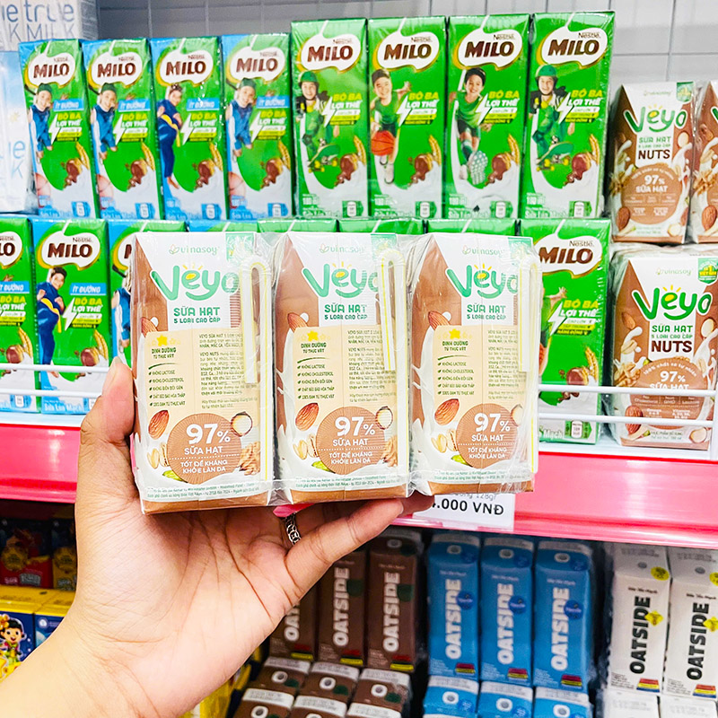 Lốc 3 hộp kèm ống hút, phù hợp uống trực tiếp sau khi lắc đều.
