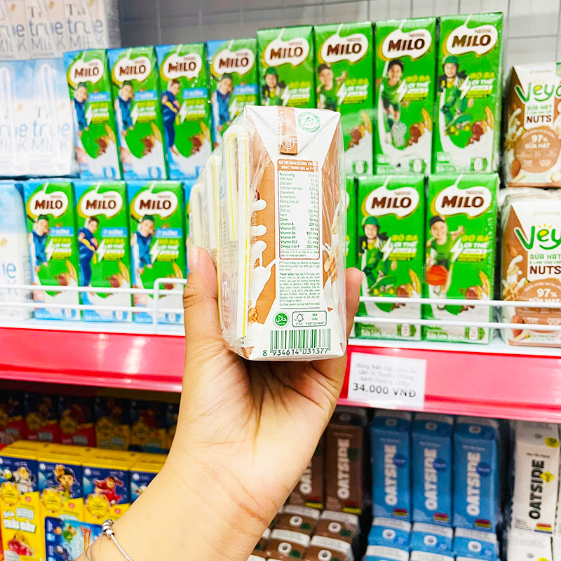 Mặt bên bao bì thể hiện bảng thông tin sản phẩm và mã vạch.