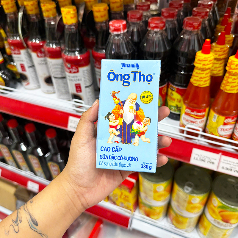 Mặt trước hộp giấy với thiết kế nhãn xanh biển đặc trưng