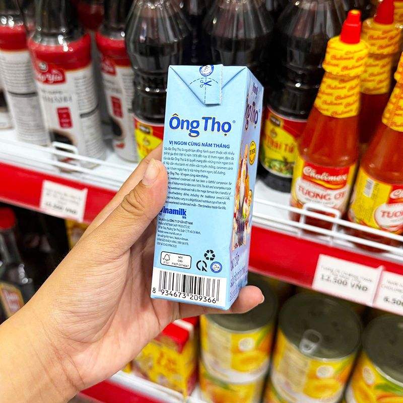 Mặt sau hộp giấy với thông tin nhận diện và mã vạch