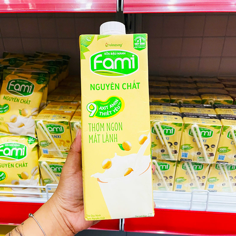 Mặt trước hộp sữa đậu nành nguyên chất dung tích 1 lít.