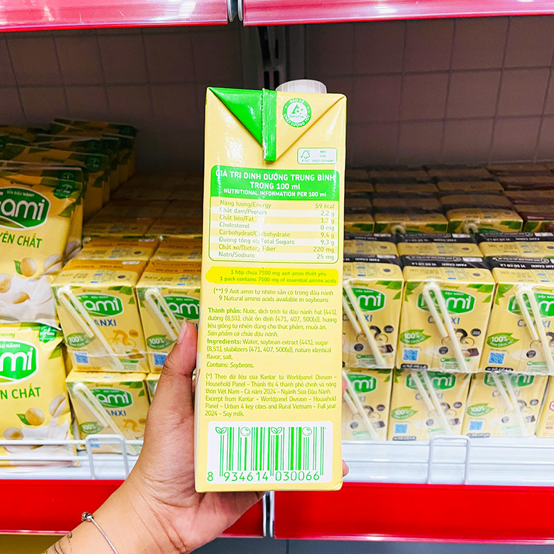Bảng giá trị dinh dưỡng và danh sách thành phần trên bao bì.