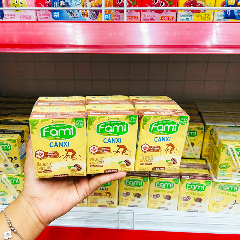 Sữa Đậu Nành FAMI Vị Cà Phê Lốc 6 Hộp (200ml/Hộp) phù hợp để tham khảo khi chọn Sữa, ngũ cốc, ca cao