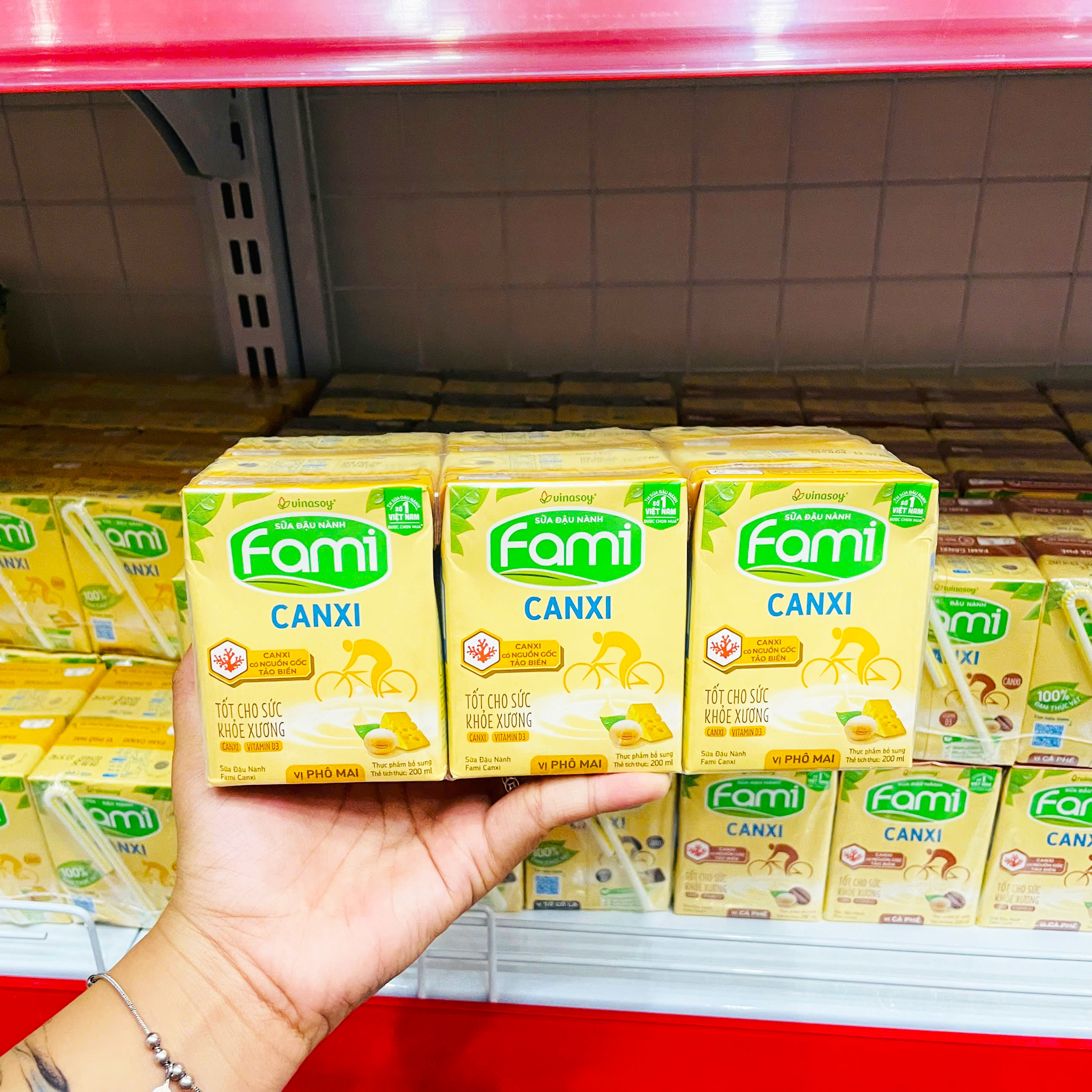 Mặt trước hộp FAMI Canxi vị phô mai, dung tích 200ml