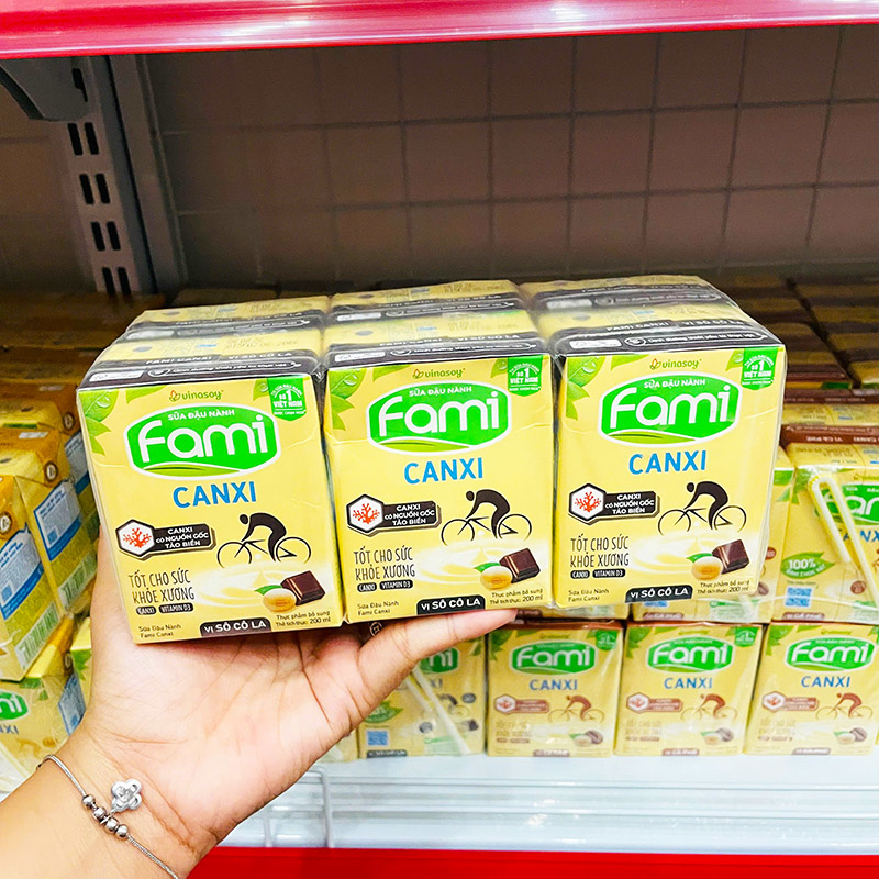 Khám phá Sữa Đậu Nành FAMI Vị Đường Đen Lốc 6 Hộp (200ml/Hộp) thuộc nhóm Sữa, ngũ cốc, ca cao
