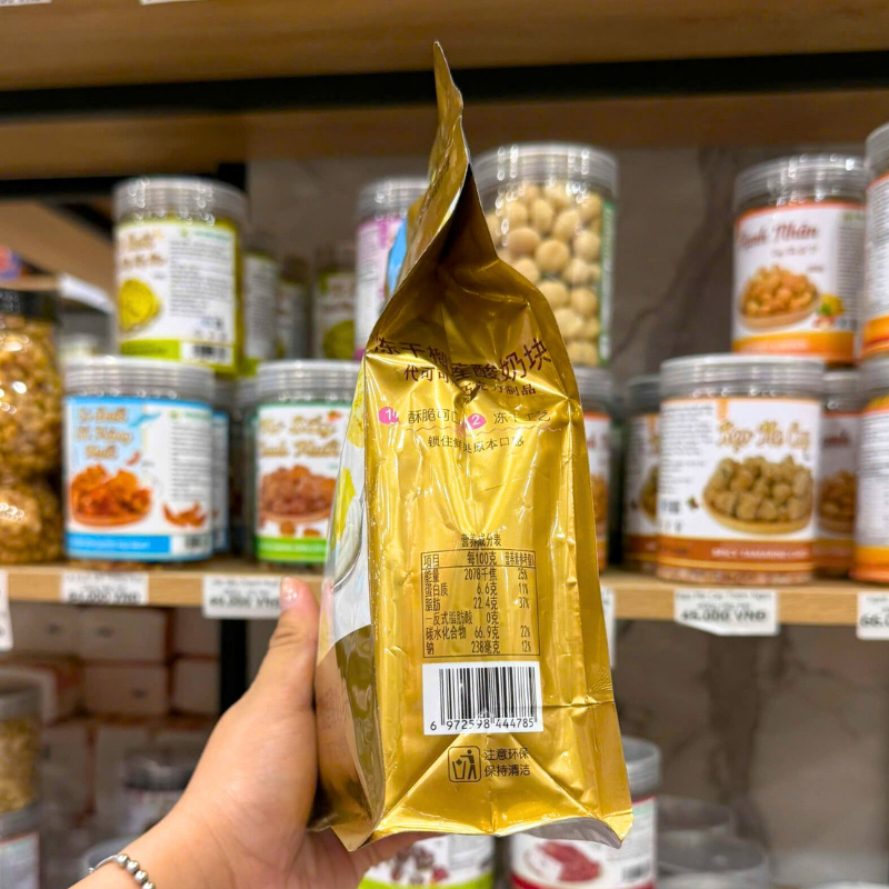 Cạnh bên bao bì có mã vạch và bảng thông tin sản phẩm