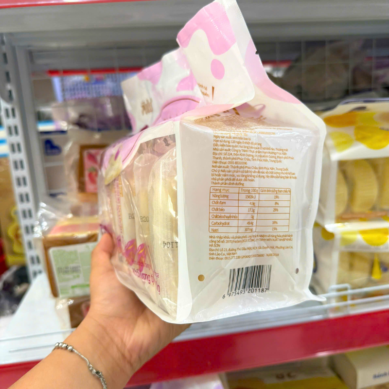 Mặt bên bao bì có thông tin sản phẩm và mã vạch