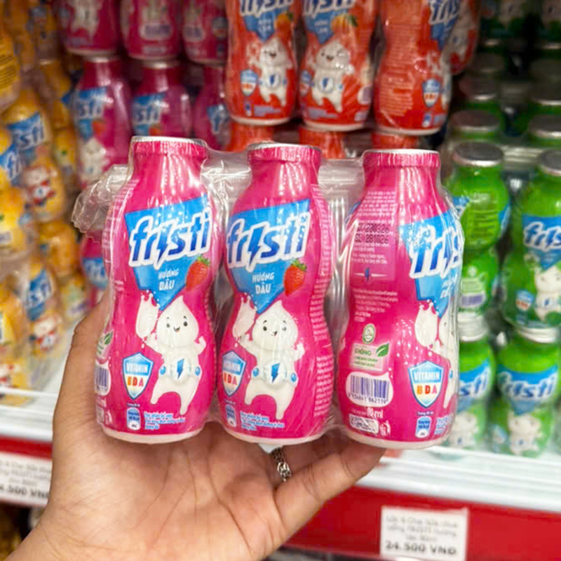Lốc 6 chai sữa chua uống FRISTI hương dâu màu hồng