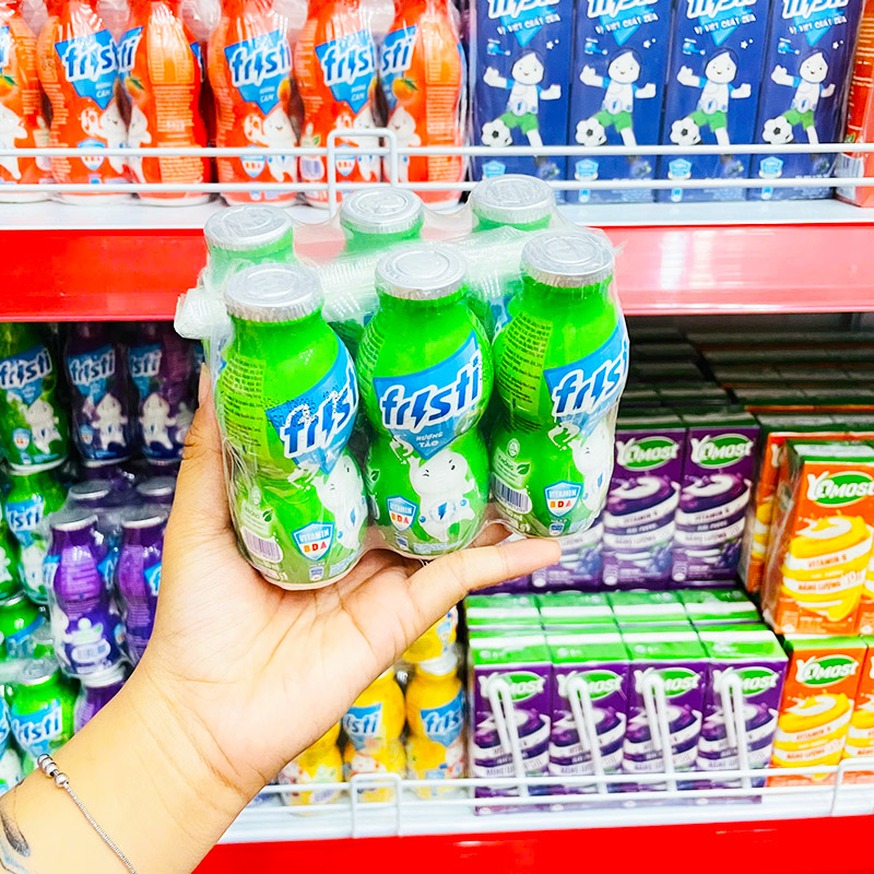Hình lốc 6 chai với mặt trước nhận diện vị táo màu xanh lá