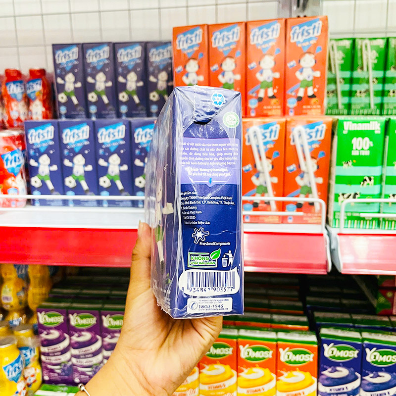 Mặt bên bao bì với thông tin thương hiệu và mã vạch