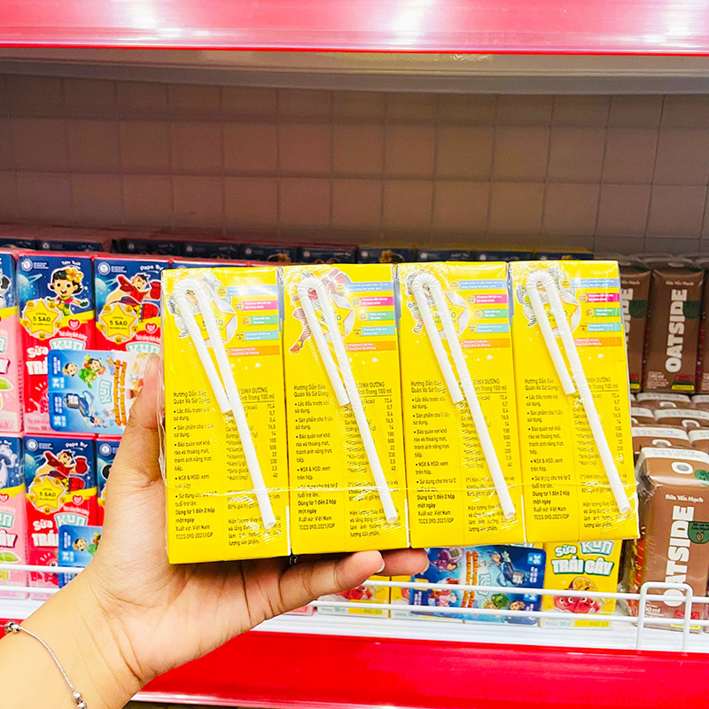 Mặt sau từng hộp với dung tích 180ml và ống hút đi kèm