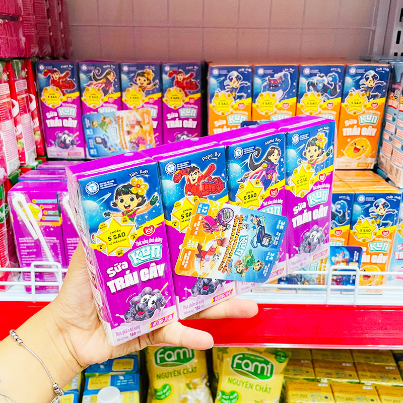 Mặt trước lốc 4 hộp với nhận diện hương nho nổi bật
