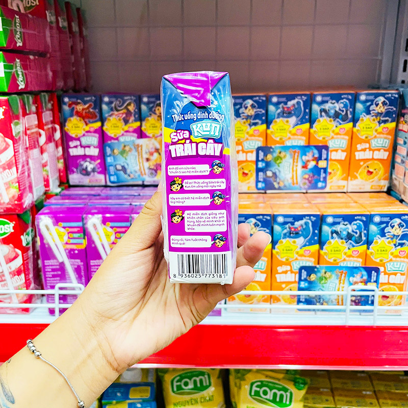 Cạnh hộp với tên dòng sản phẩm và mã vạch