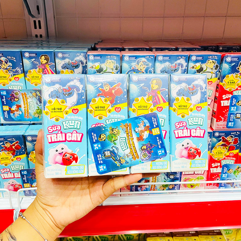 Mặt trước lốc 4 hộp với hương táo kẹo bông gòn và dung tích 180ml
