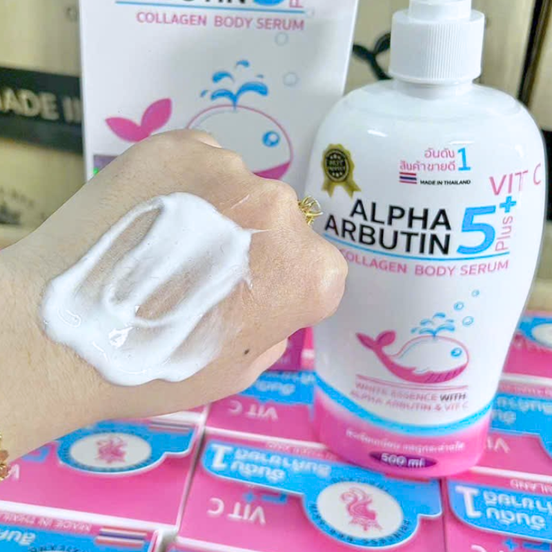 Chất kem trắng được thoa trên mu bàn tay cạnh chai body serum