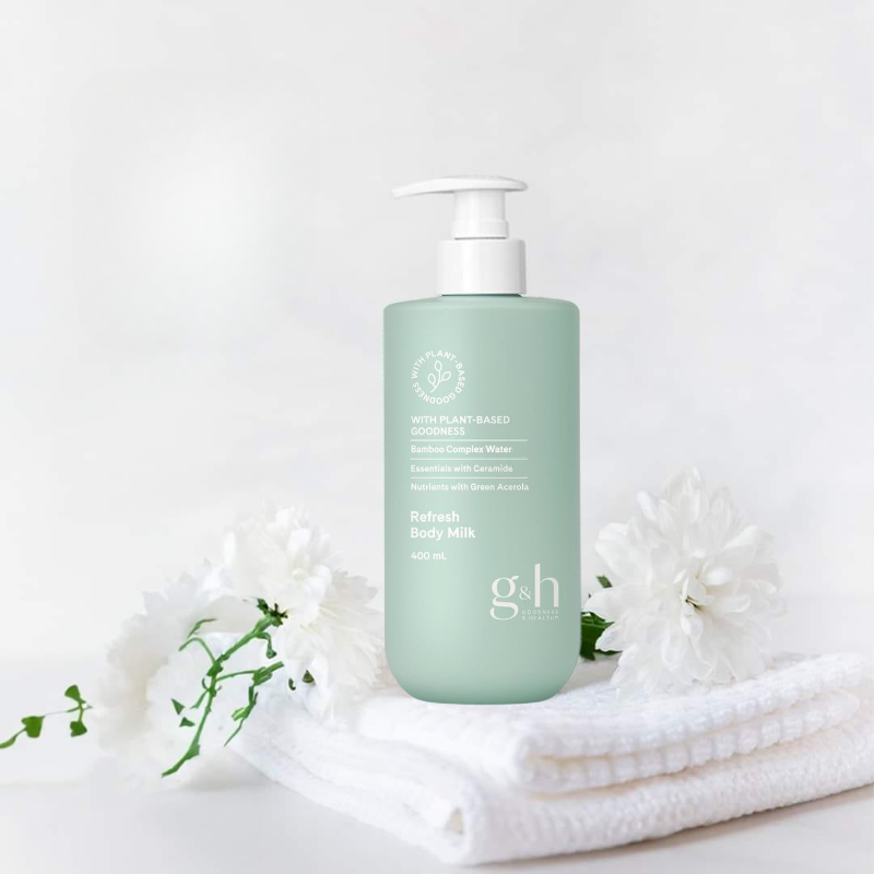 Sữa dưỡng thể G&H đặt cạnh khăn gấp, gợi thao tác lấy sản phẩm nhanh sau tắm