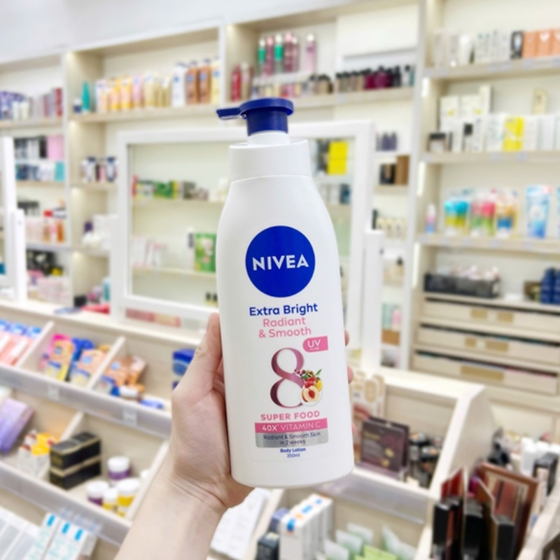 Sản phẩm được cầm trên tay với thân chai cao dễ thao tác
